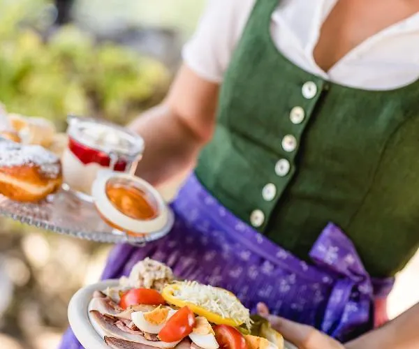 Weingut Sternat Vlg. Schmalzpeter